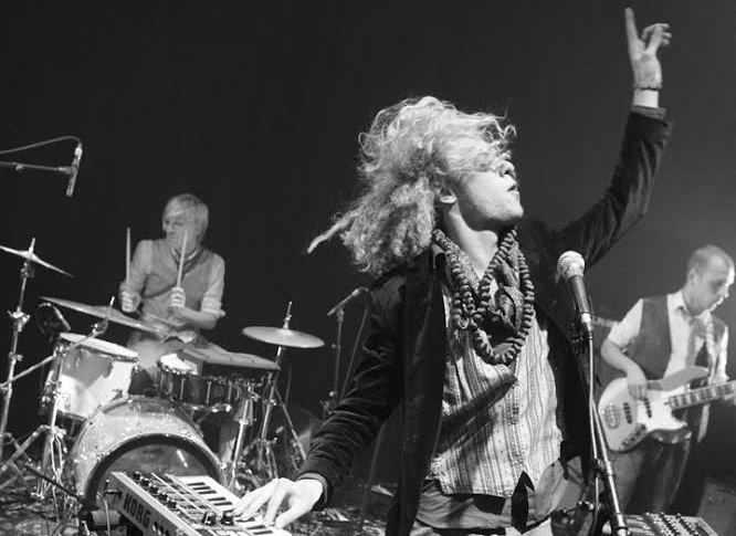 Luister hier naar een nieuwe track van GOSTO