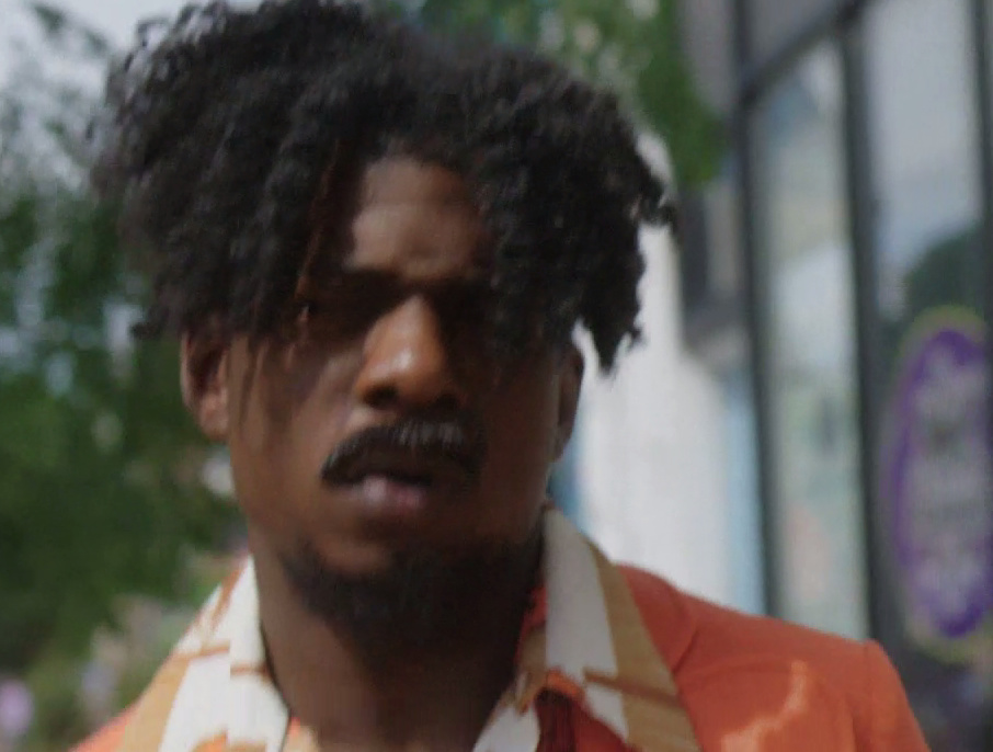 Mick Jenkins i jego sztuczne wąsy ruszają na podryw w klipie do “Your Love”