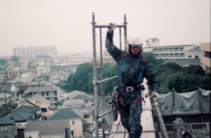 若き写真家が見る歪んだ世界、第11回目は鳶の職に従事しながら、日々の生活の中から見出すことができる普遍性を追い求める写真家、鈴木育郎の作品とインタビューを紹介します。