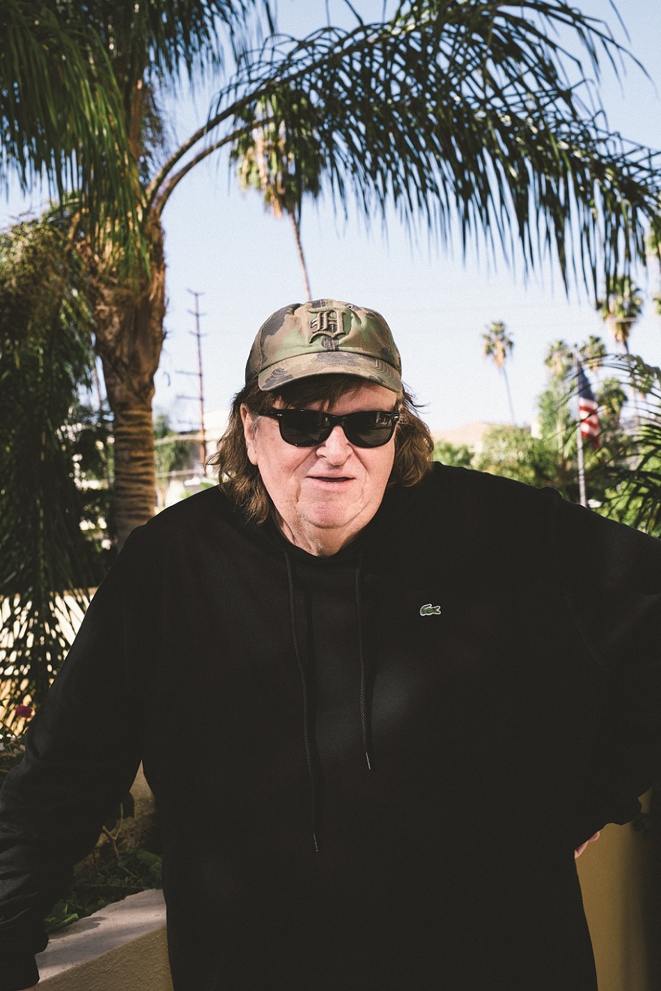Michael Moore viajó por el mundo y volvió con grandes ideas