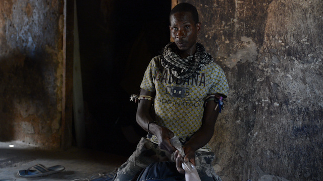 中央アフリカ共和国の兵士は黒魔術で砲弾をかわす