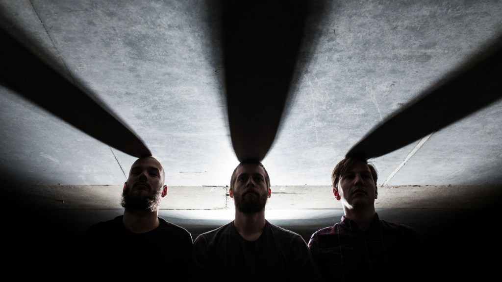 De gitzwarte nieuwe video van Menhir lijkt zo uit het heelal te komen