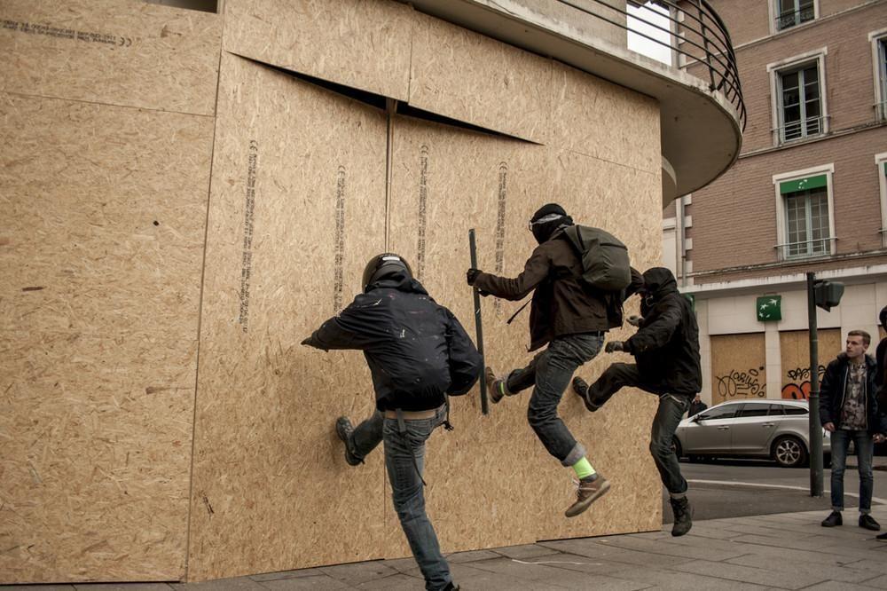 Οι Γαλλικές Τράπεζες Φοβούνται Τόσο Πολύ Τους Διαδηλωτές Που Χτίζουν Οχυρά στα Κτίριά τους