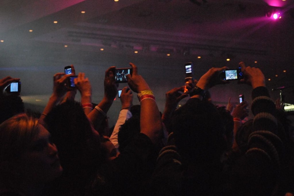Un esperto ci ha spiegato questa storia della fotocamera bloccata da Apple durante i concerti