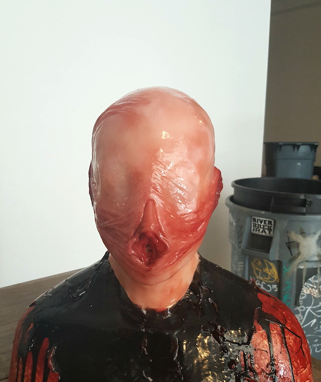 Αυτή η Μάσκα-Αιδοίο Είναι ό,τι πιο Τρομακτικό Κυκλοφορεί Εκεί έξω