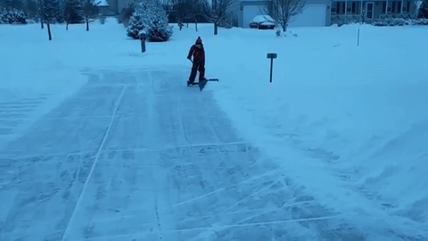 Der Winter kann kommen: Junge zeigt, wie man mit dem Hoverboard Schnee schippt