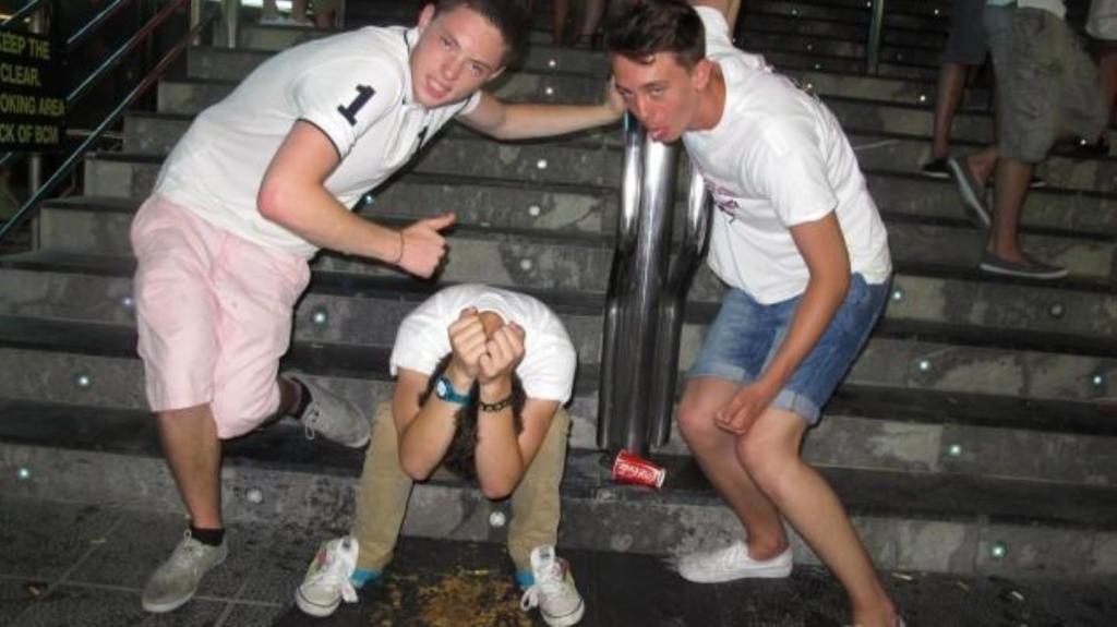 Historias de gente que se rascó a tal nivel que despertó en otro país