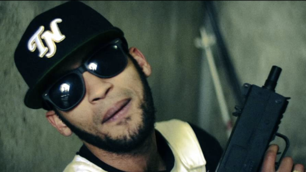 Hoe krijg je vuurwapens in je videoclip zonder daarvoor opgepakt te worden?