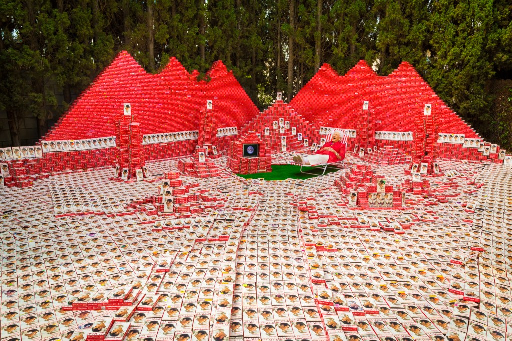 Tout plaquer pour construire une pyramide de cassettes de « Jerry Maguire » en plein milieu du désert