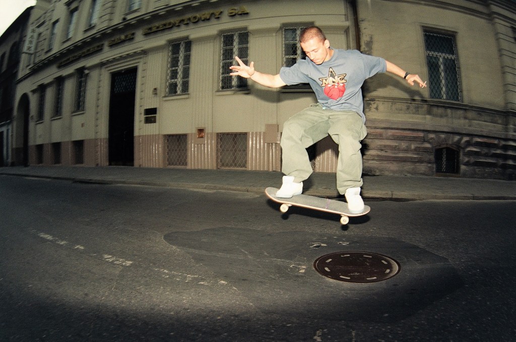 Deskorolką tylko po ścieżce rowerowej i nie szybciej niż 25 km/h. Ministerstwo chce zaostrzyć prawo