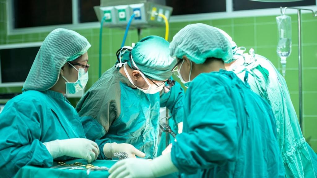 Deset otázek, na které jste se vždy chtěli zeptat plastického chirurga