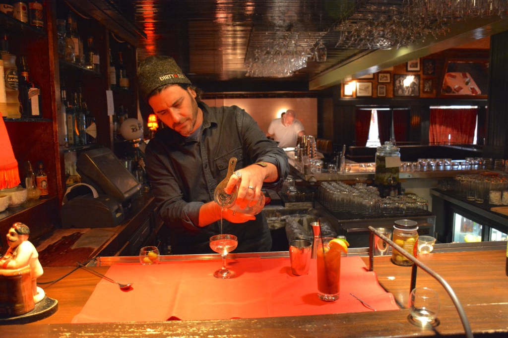 Este bartender simplificó los Dirty Martinis