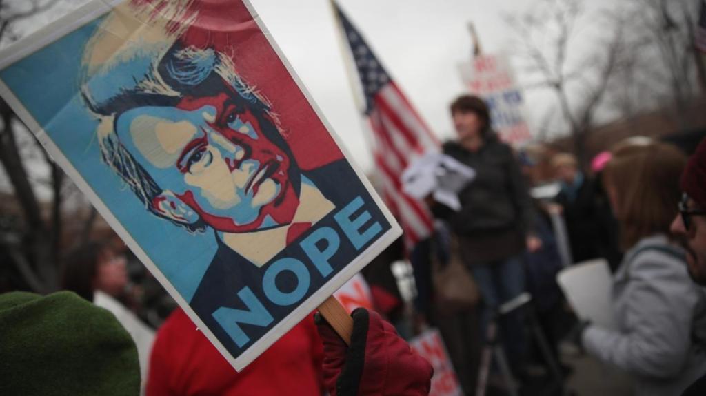 Mit o „plaćenim demonstrantima“ i dalje opstaje