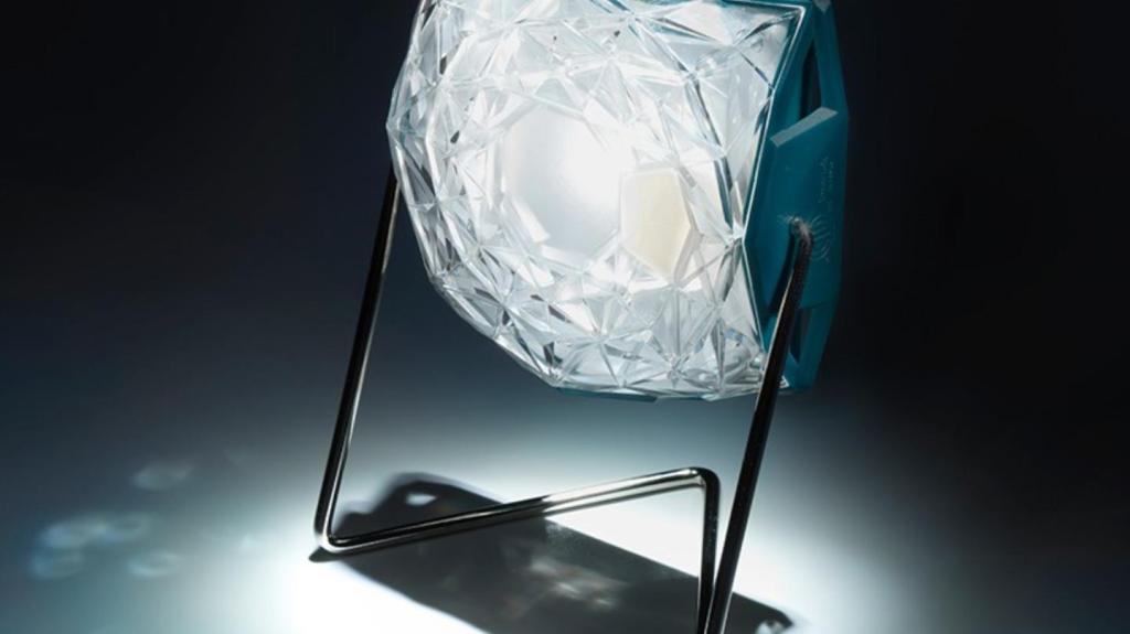 Olafur Eliasson diseñó una hermosa lámpara solar para escritorio