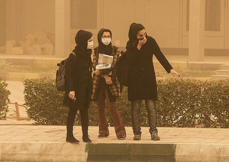 Young women choke on dust in Ahvaz. Image: Ali Shakiba