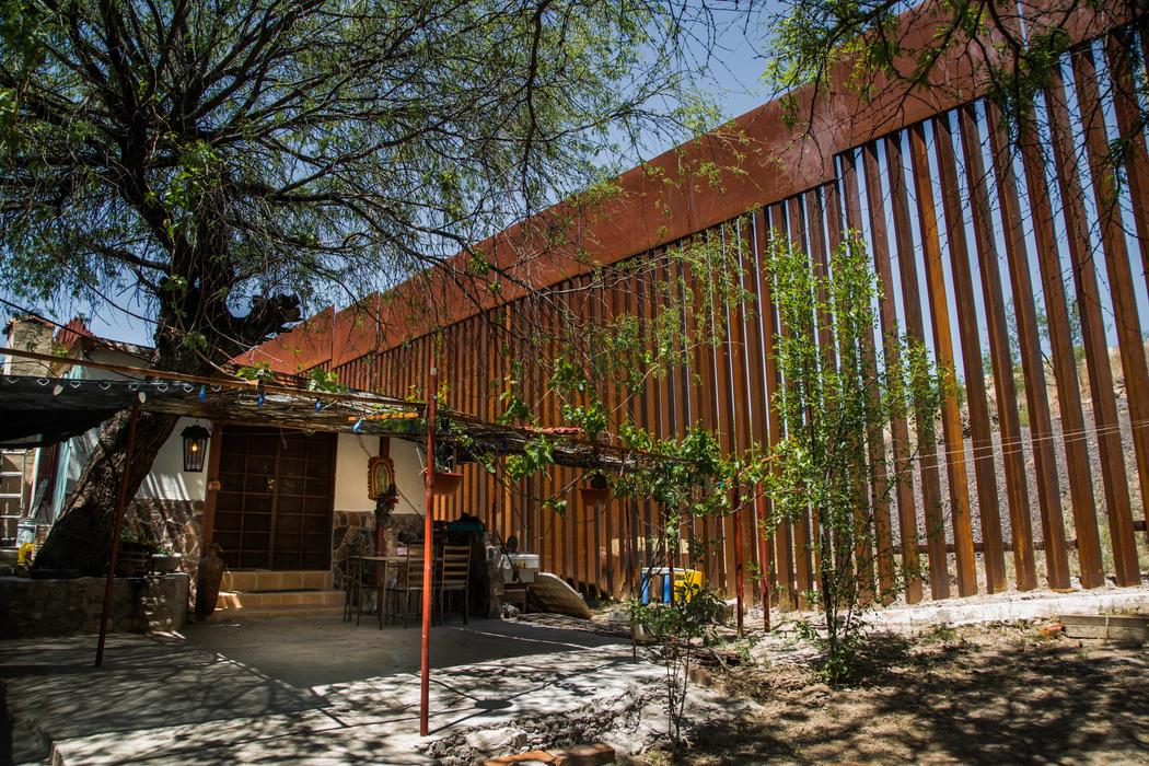 Ett hus i Nogales byggt precis vid gränsen.