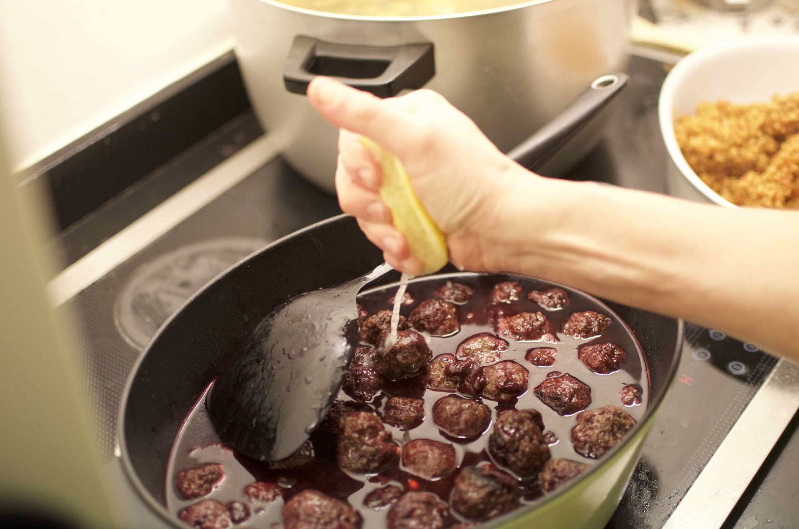 Kødboller med kirsebærsovs.