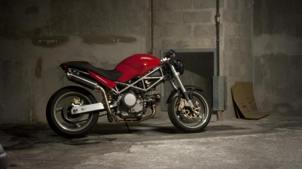 Puștii ăștia și-au cumpărat motociclete Ducati de trei sute de mii de dolari din bilete de avion furate