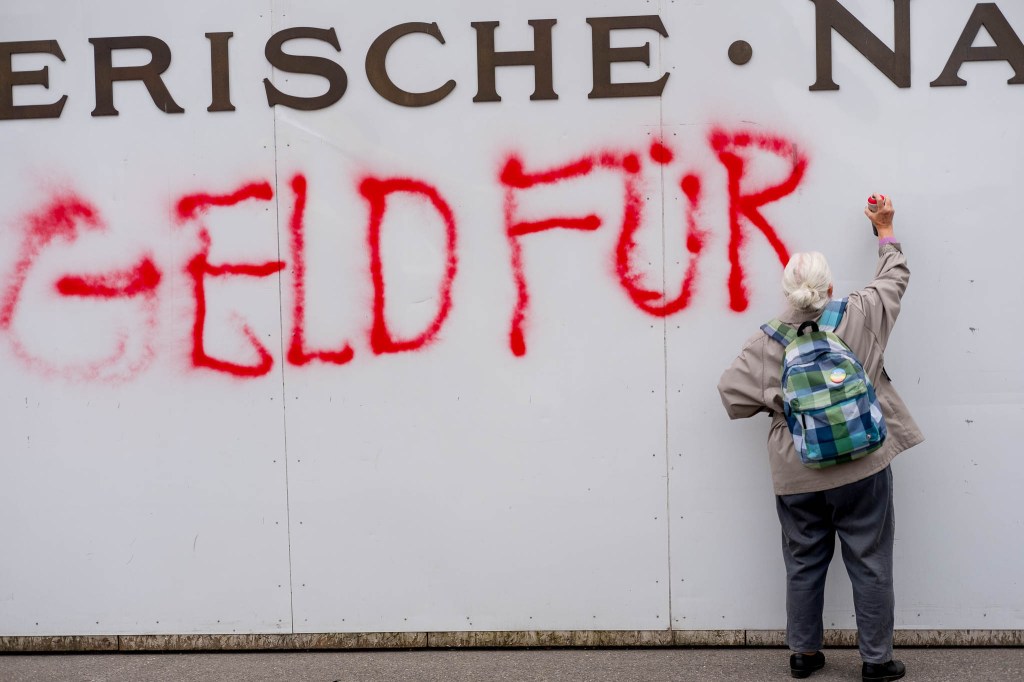 Vi träffade 86-åringen som sprejade “Pengar till vapen dödar!” på en vägg vid Schweiz centralbank