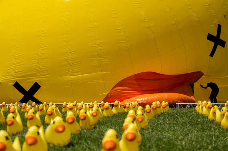 Por que Brasil, Sérvia e Rússia usam o pato de borracha nas manifestações contra corrupção?