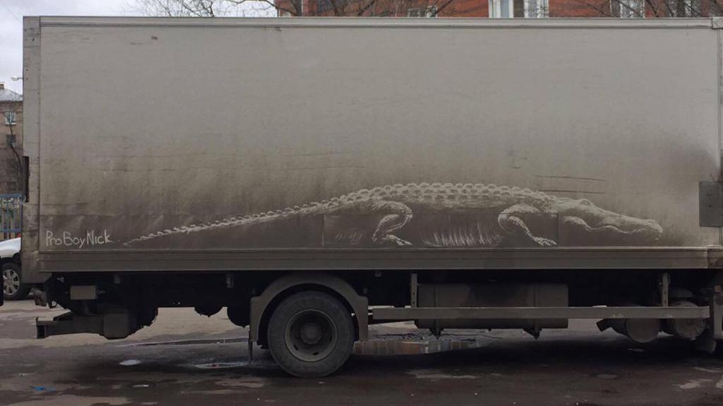 Artysta, który zmienia brudne samochody w dzieła sztuki