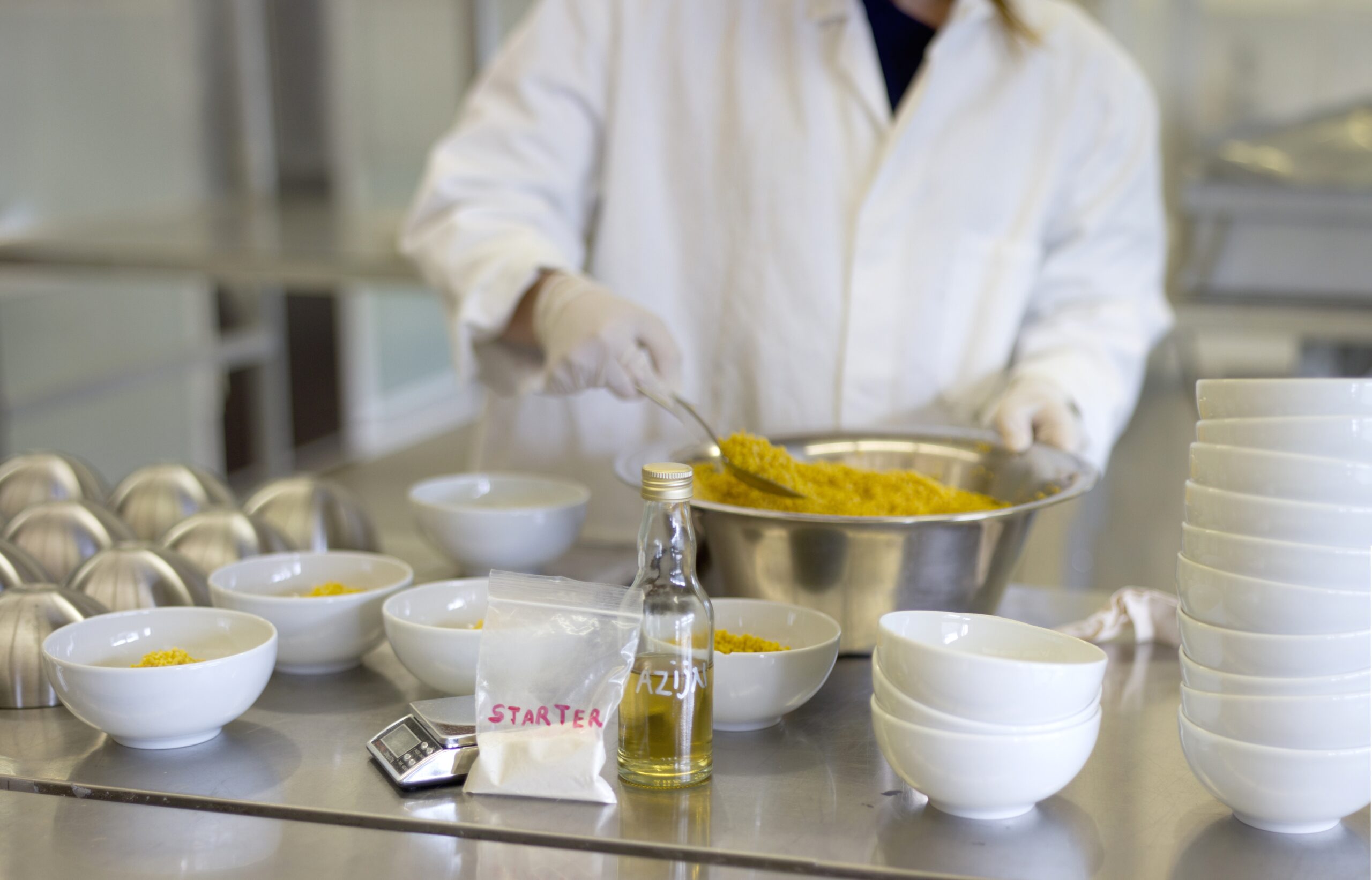 Lupinebonen worden klaargemaakt voor het fermentatieproces.