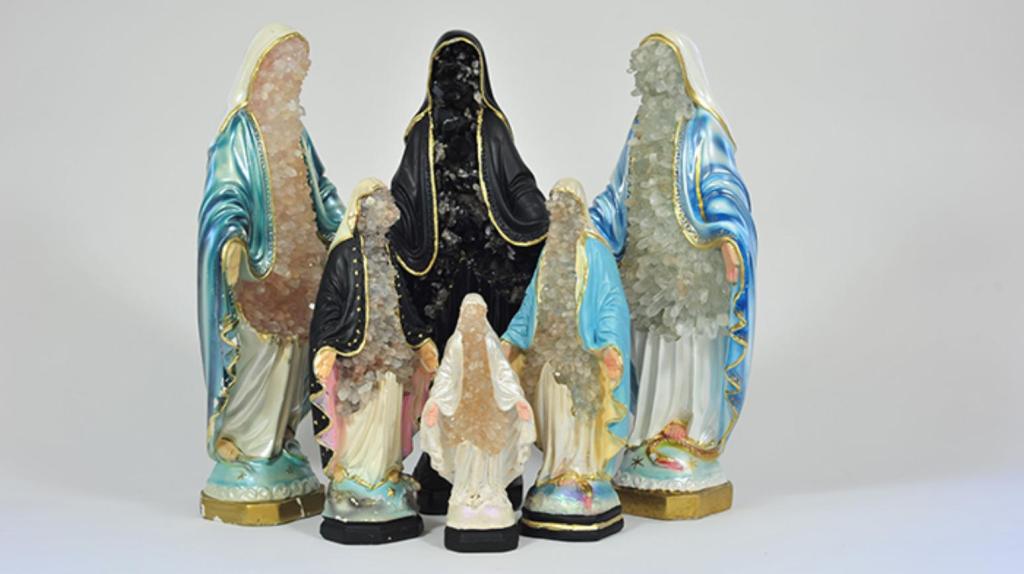 Cristales naturales convertidos en personajes surrealistas