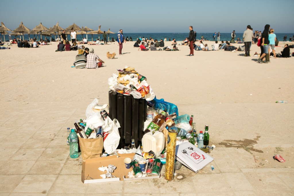 vama veche litoral romania fotografii gunoi mare vacanta