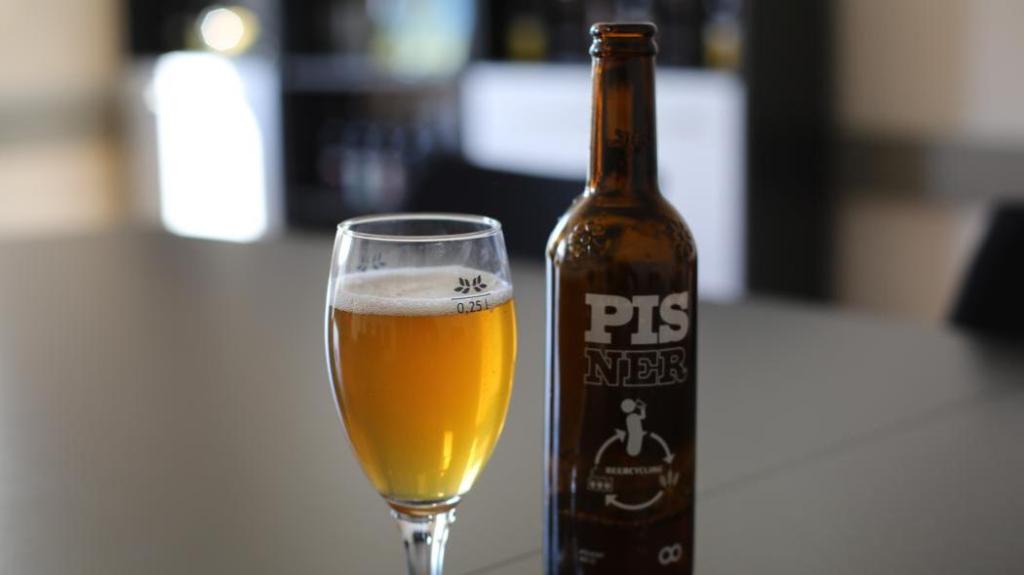 A apărut berea făcută din urină, dar probabil că n-o să simți diferența