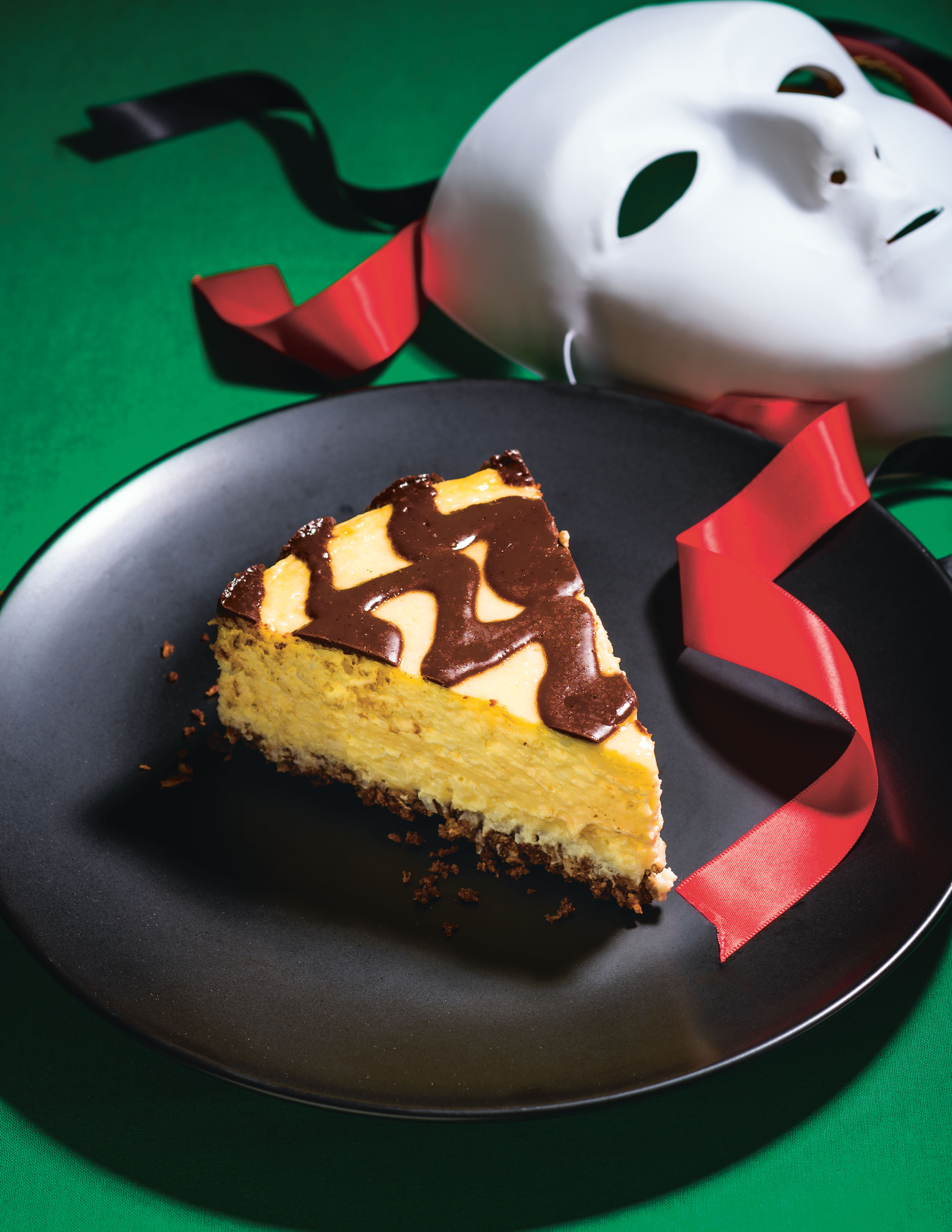 Kokosnoot-cheesecake met chocolade chevrons.