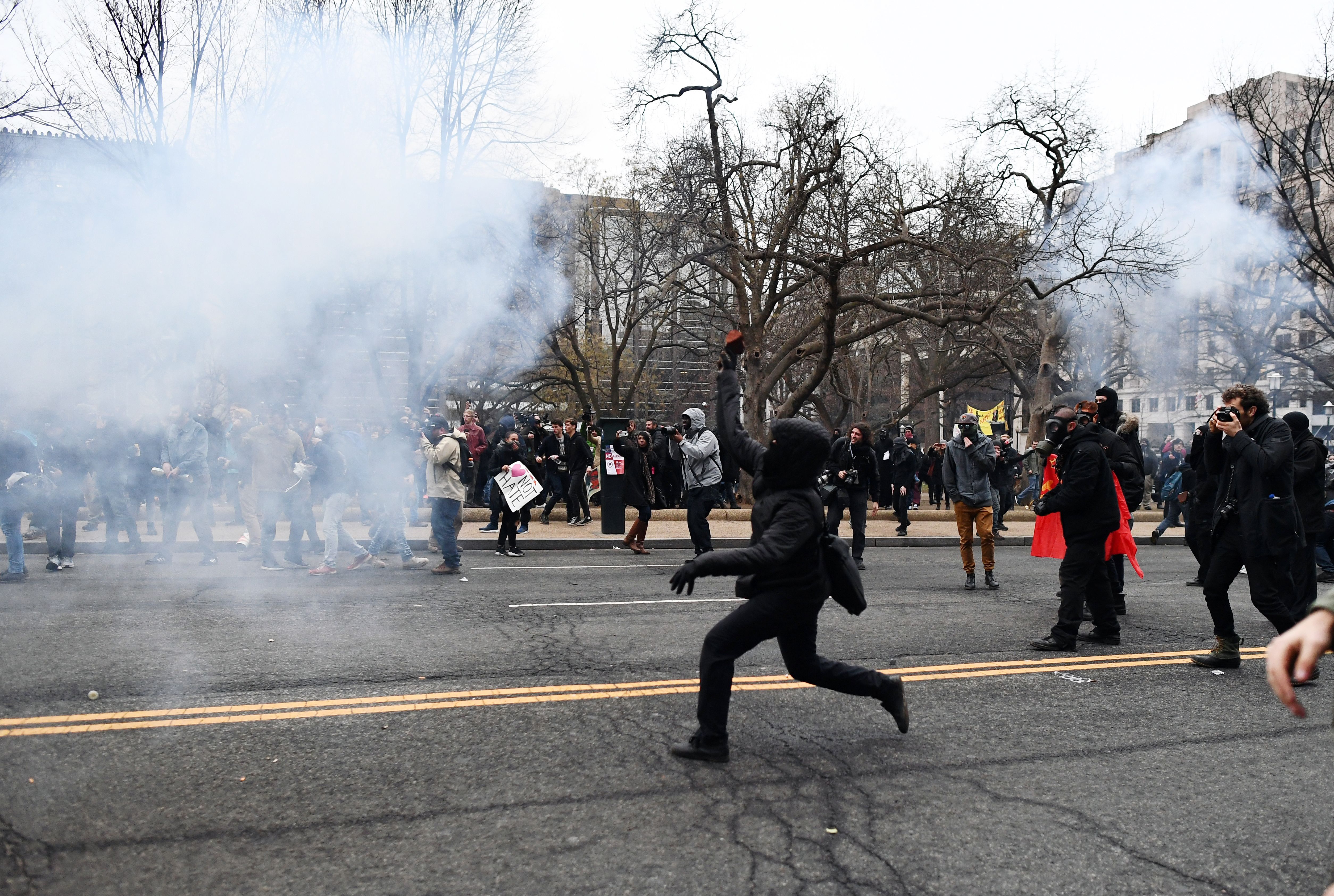 En demonstrant kaster en tegelsten mot polisen under demonstrationen när presidenten svärdes in. JEWEL SAMAD/AFP/Getty Images