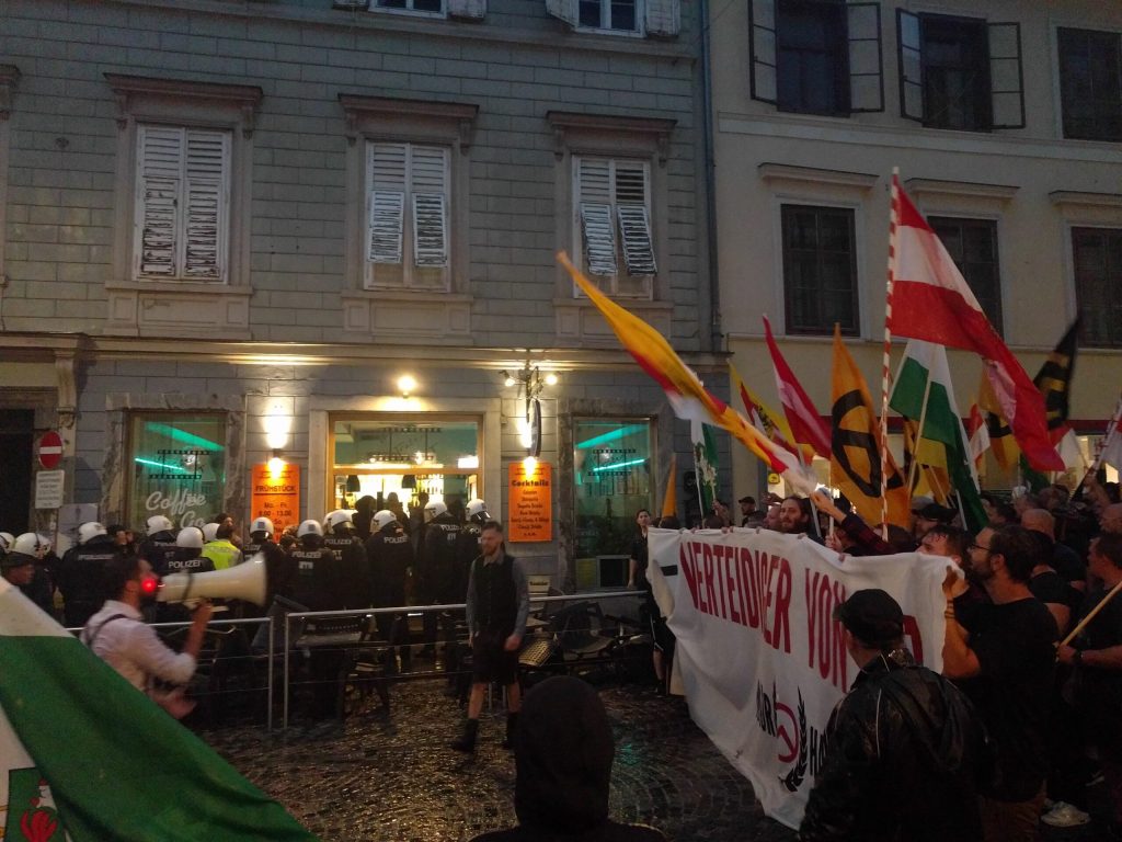 Rechtsextreme wollten in Graz demonstrieren und wurden vom Schlossberg gewaschen