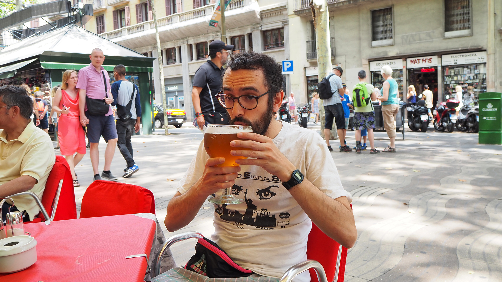 Barcelona turismo pol rodellar guiri cerveza las ramblas timo
