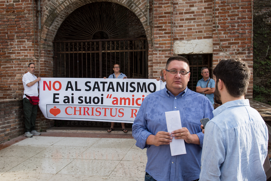 christus rex satanismo protesta marilyn manson villafranca verona