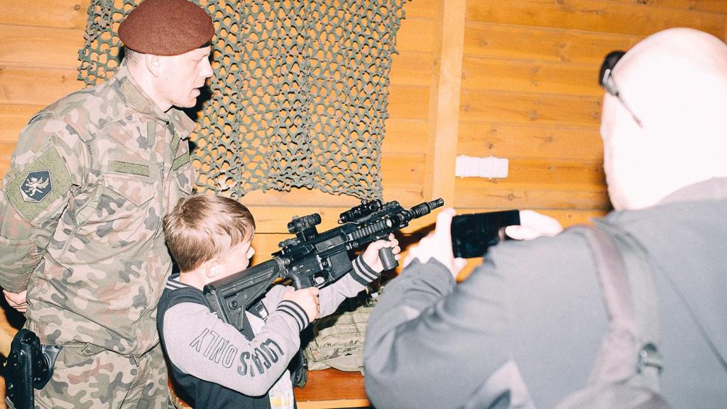 Des enfants et des armes