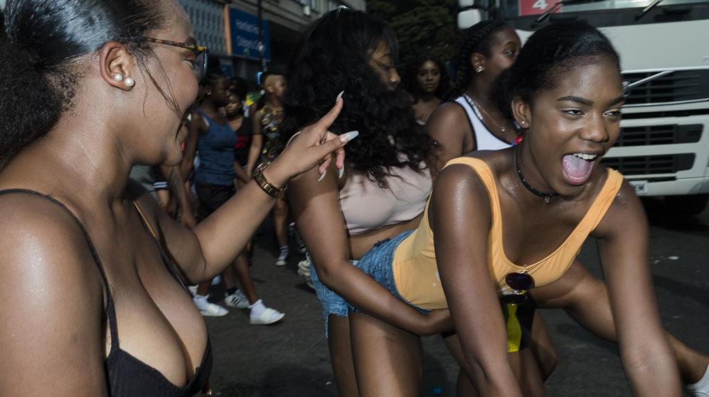 Šljokice i đuskanje na suncu: Fotografije sa karnevala u Noting Hilu