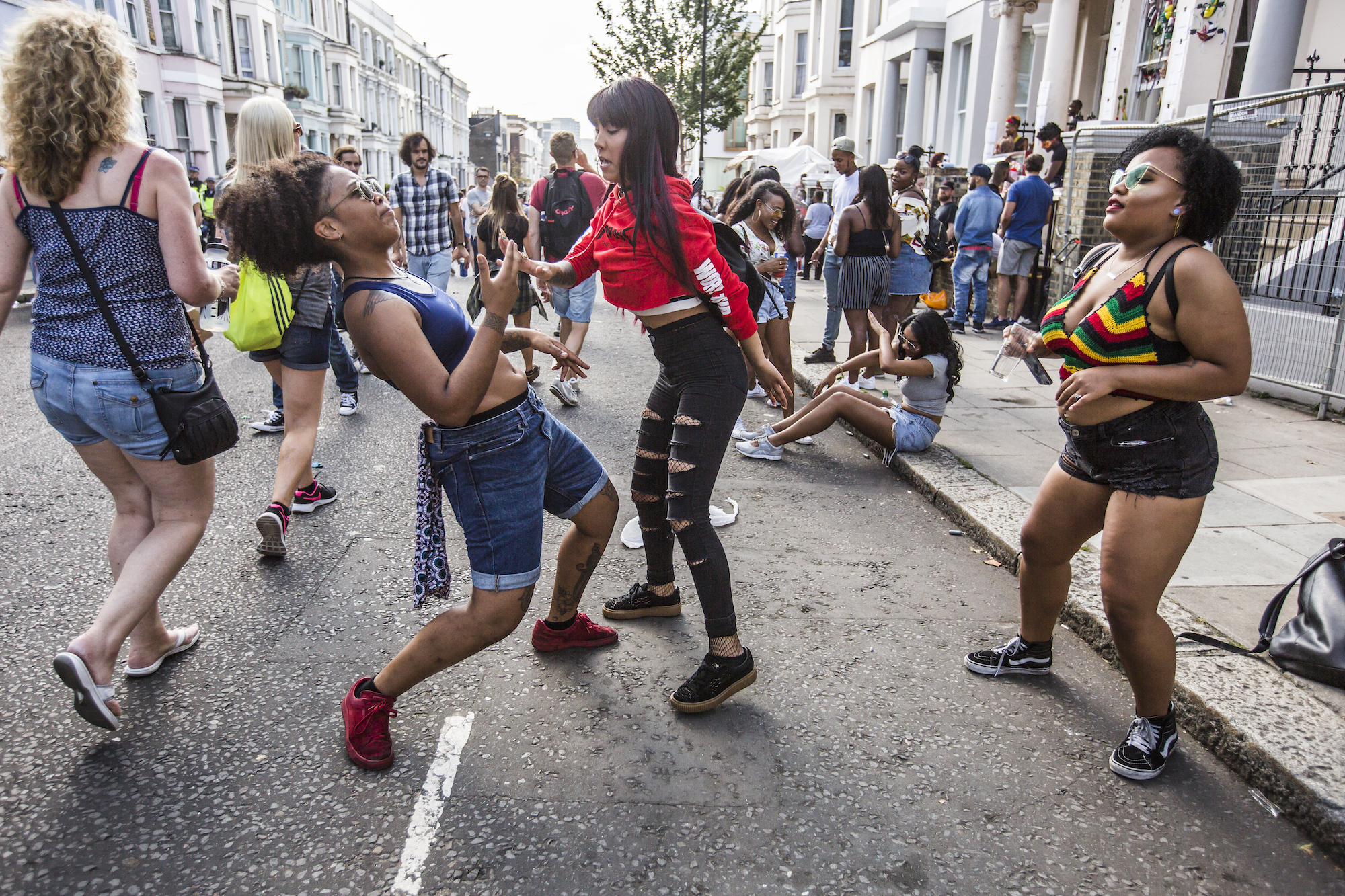 notting hill carnival 2017 people dancing