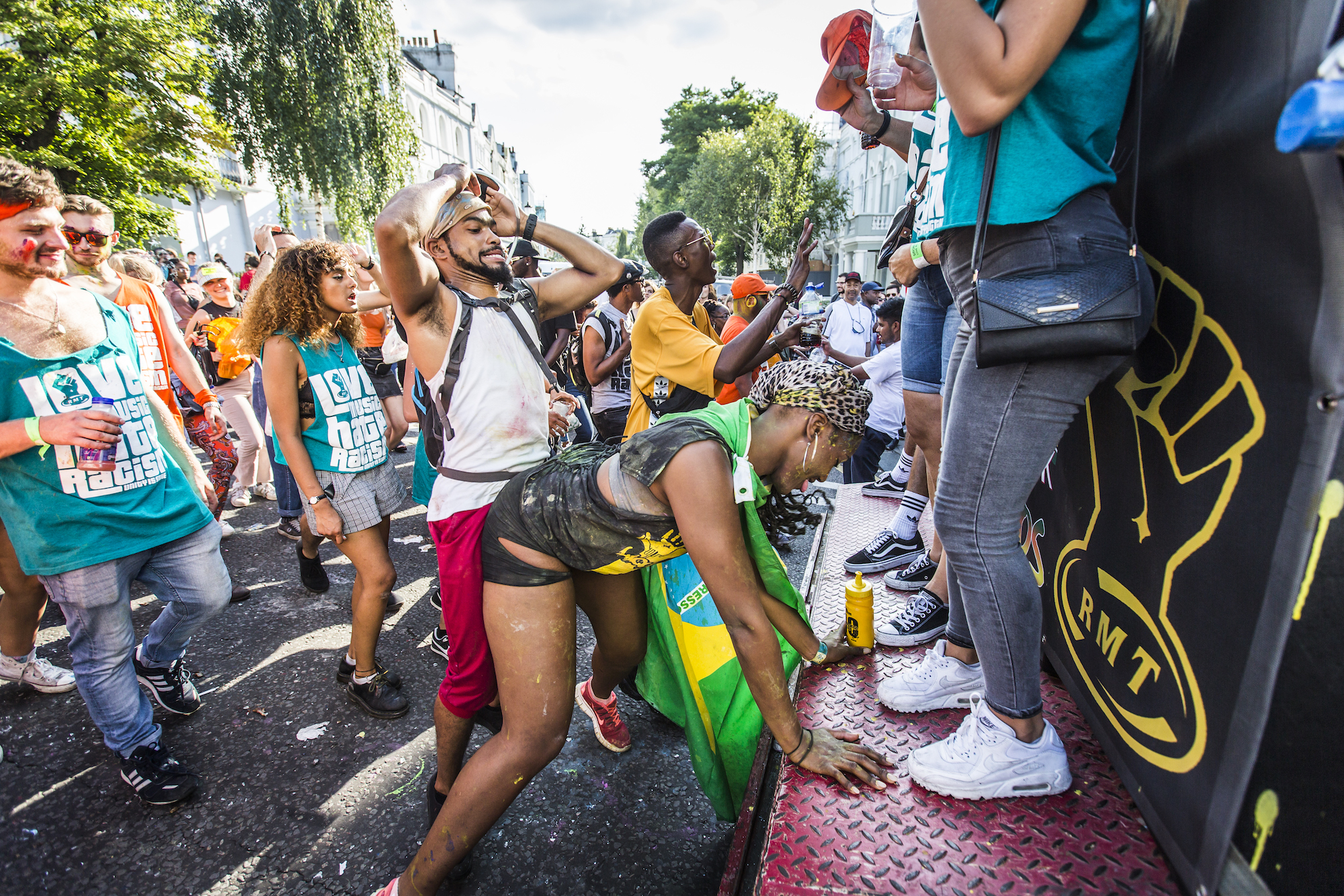 notting hill carnival 2017 people dancing