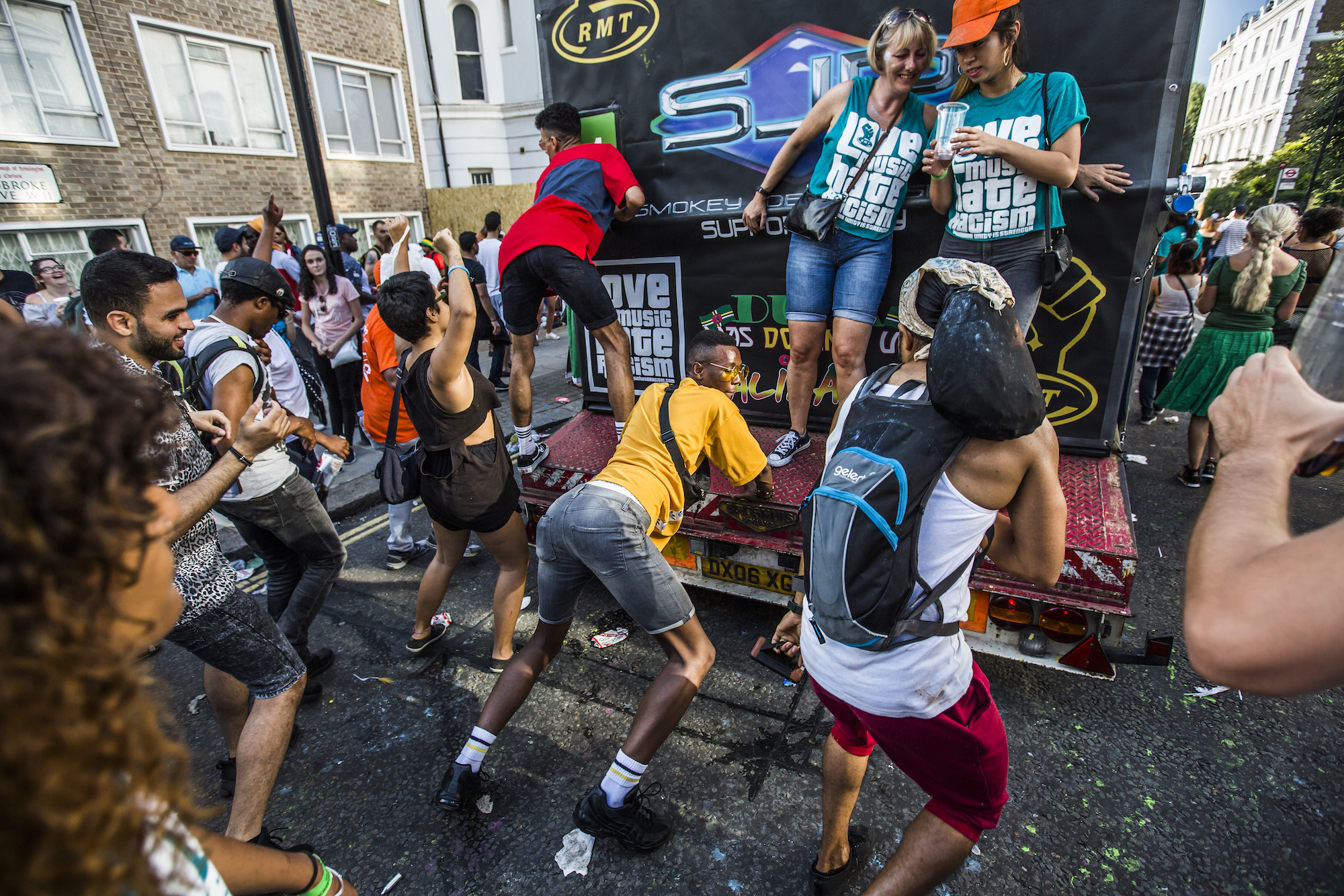 notting hill carnival 2017 people dancing