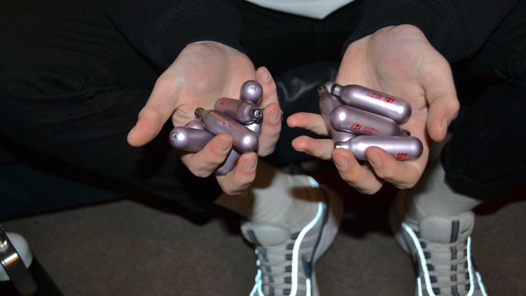 Am vorbit cu oameni care se droghează cu azot, ca să aflu de ce