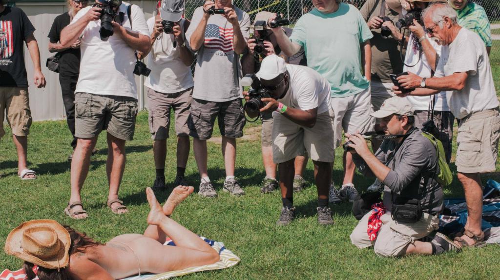 Εικόνες «Αποκάλυψης» Μέσα από ένα Φεστιβάλ Γυμνιστών και Σεξουαλικής Παρενόχλησης