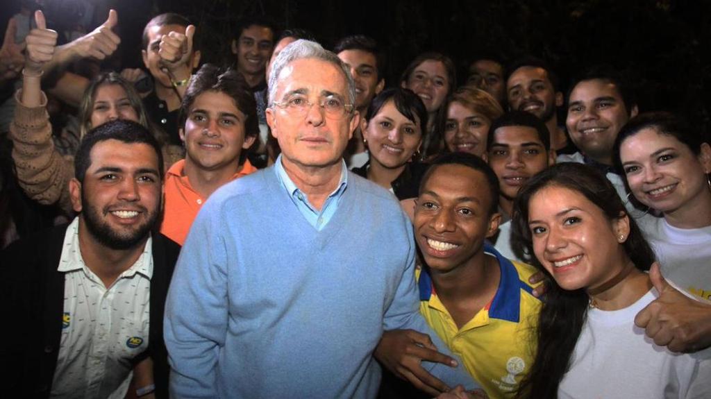 Así piensan los jóvenes que votan ‘por el que diga Uribe’