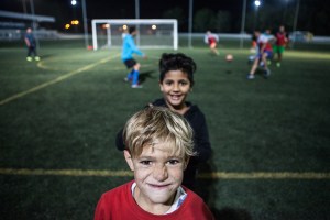 crianças a jogar à bola