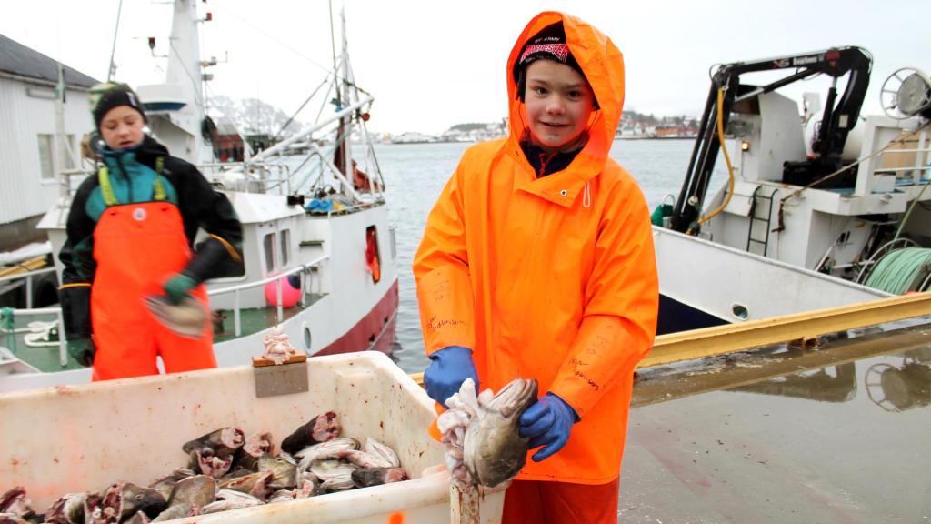 Copiii ăștia se îmbogățesc din tăiatul limbilor de pește