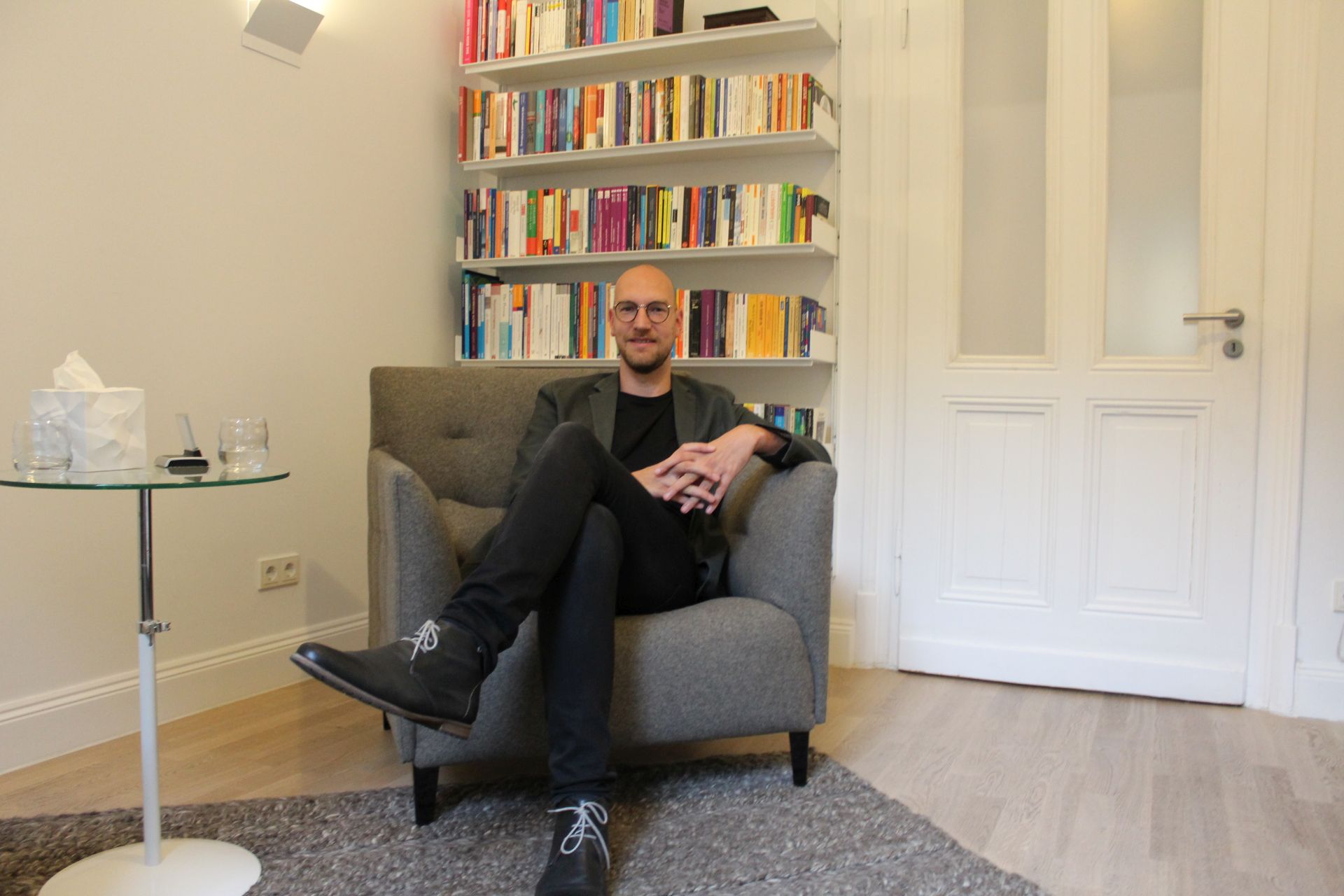 Der zum Psychotherapeuten ausgebildete Psychologe Daniel Wagner auf einem Couchsessel