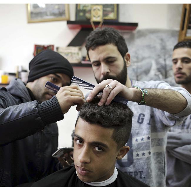 Υπέροχες Εικόνες από Παραδοσιακά Κουρεία στη Μέση Ανατολή