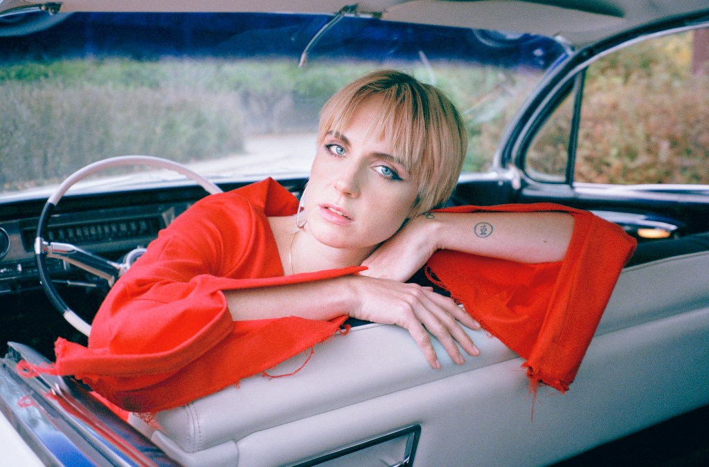 Zwielokrotniona MØ w teledysku do “When I Was Young”