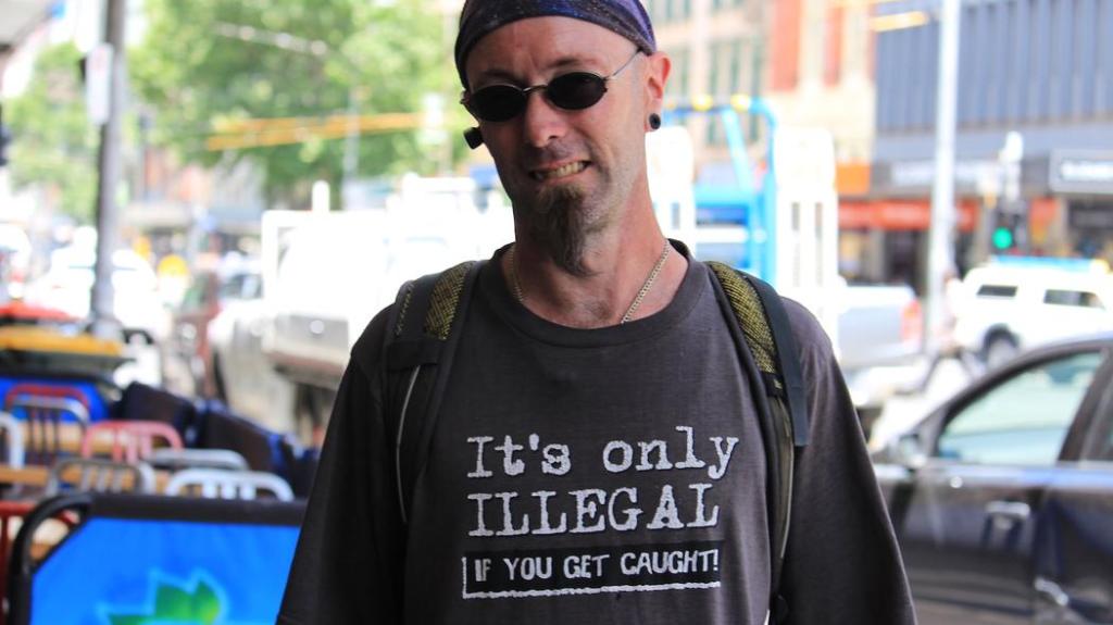 I-am întrebat pe oamenii care poartă tricouri penibile de ce, doamne, de ce?