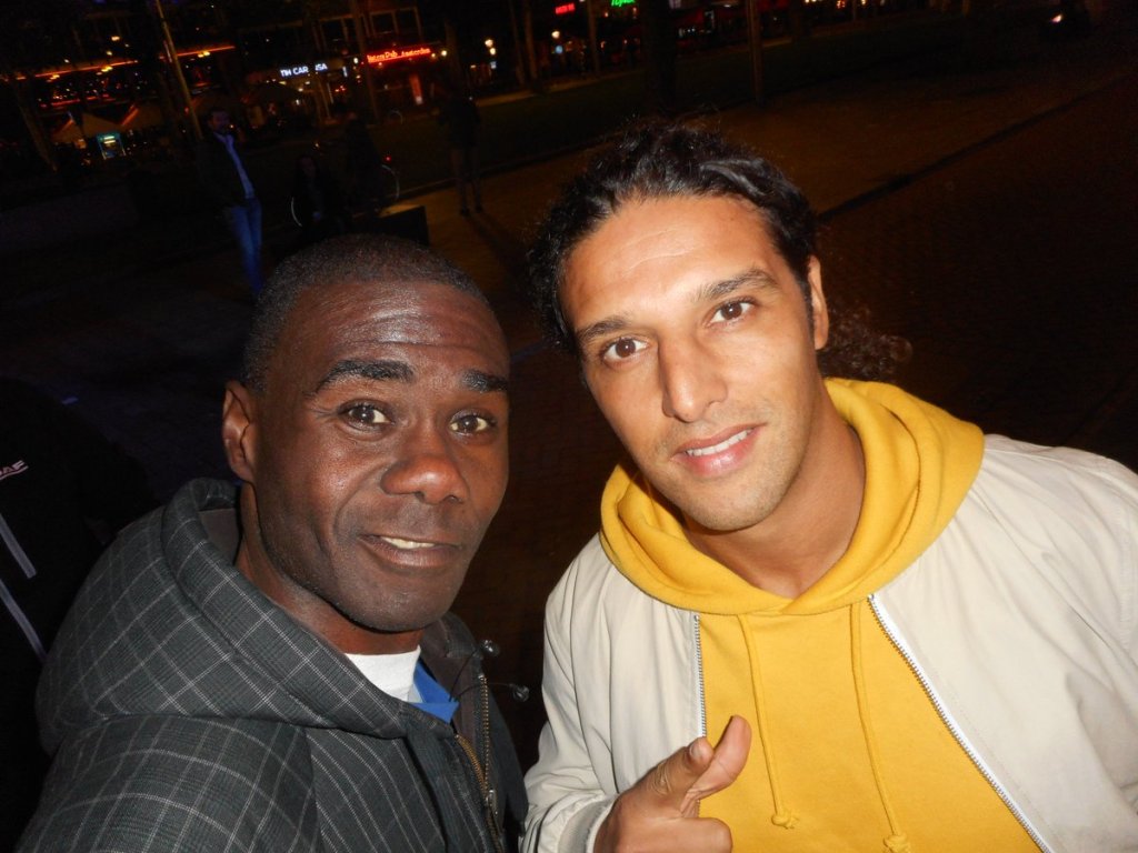 Mike Waterval gaat met honderden bekende Nederlanders op de foto