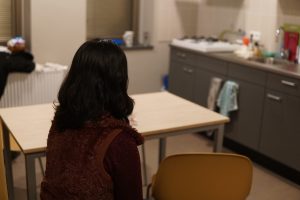 Naomi* in het opvanghuis waar ze woont – foto door Vera Kurpershoek